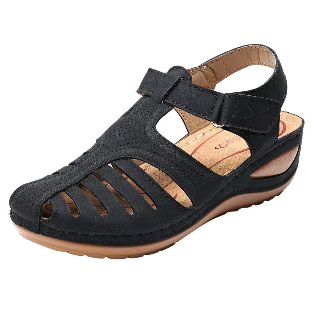 Schwarze orthopädische Sandalen mit niedrigem Absatz, atmungsaktivem Design und Korrektionsfunktion. Ideal für Komfort und Fußgesundheit.
