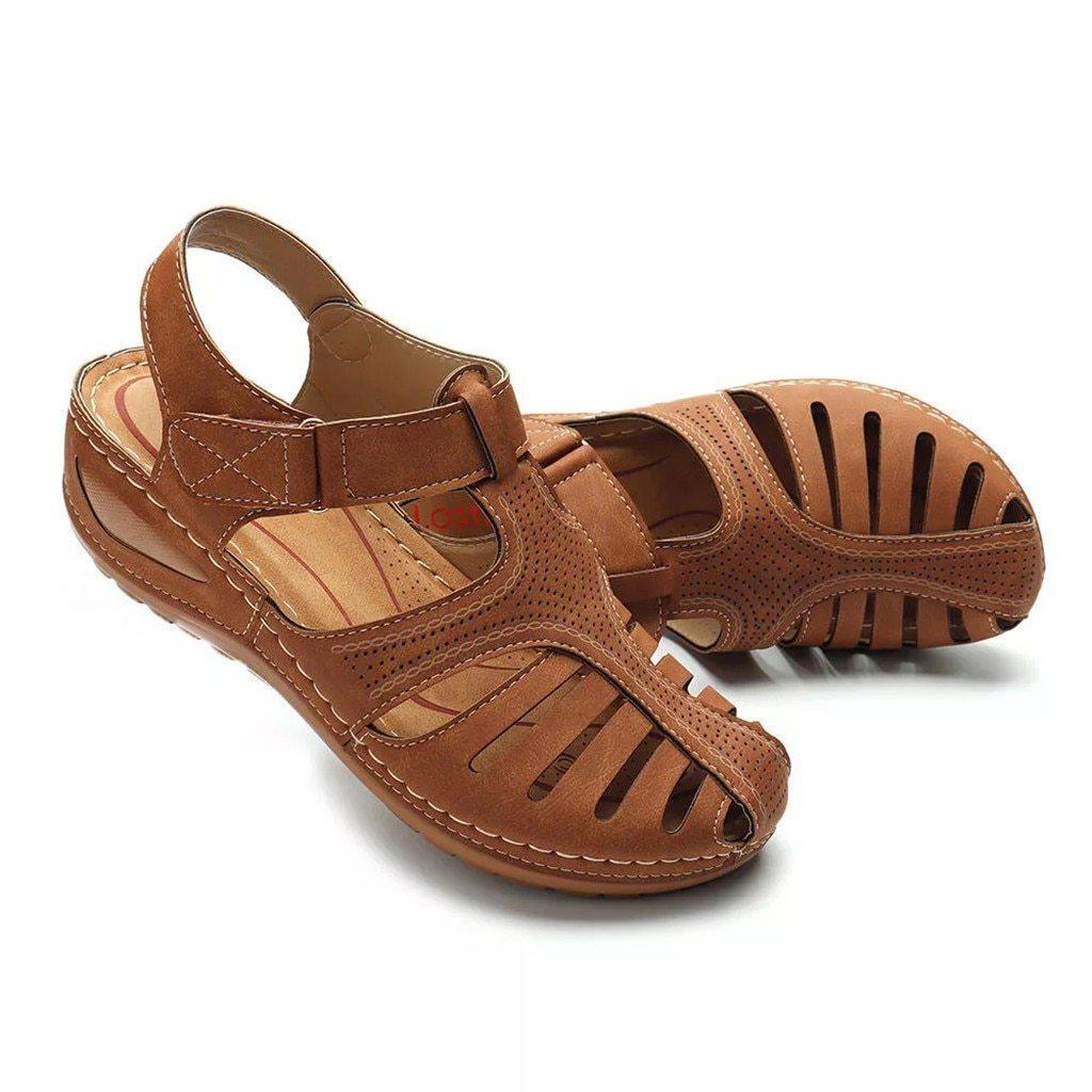 Braune, atmungsaktive orthopädische Sandalen mit niedrigem Absatz und Korrektionsfunktion. Ideal für Komfort und Fußgesundheit.
