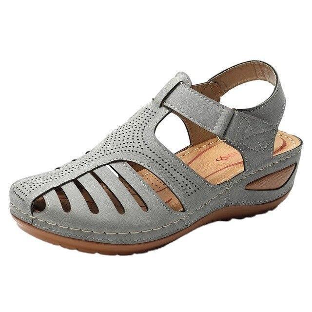Graue, atmungsaktive orthopädische Sandalen mit niedrigem Absatz und Korrektionsfunktion. Ideal für Komfort und Fußgesundheit.