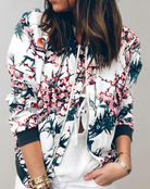 Damen-Blouson mit floralem Print, weißer Hintergrund, rosa Blüten, lässiger Stil, modische Jacke, ideal für Frühling und Sommer-Outfits.