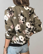 Damenblouson mit floralem Muster, olivgrün, lässiger Stil. Perfekt für Frühling und Sommer. Modetrend 2023, bequem und stilvoll.