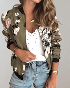 Damenmode: Florale Bomberjacke in Olivgrün, kombiniert mit weißem Spitzen-Top und Jeansshorts. Trendige Freizeitkleidung für den Sommer.