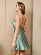 Seidennachthemd Damen, mintgrün, mit Spaghettiträgern und V-Ausschnitt. Elegante Nachtwäsche, ideal für Komfort und Stil.