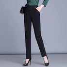 Elegante Damenhose in Schwarz, ideal für Büro und Freizeit. Hochwertiger Stoff, schmaler Schnitt, kombiniert mit grüner Bluse und schwarzen Pumps.