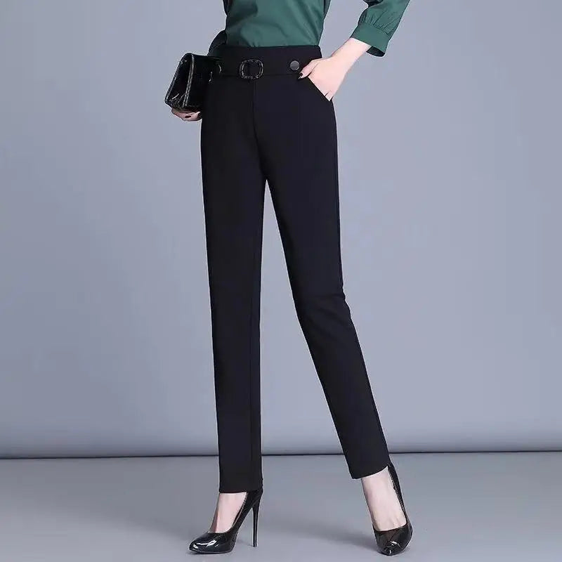 Elegante Damenhose in Schwarz, ideal für Büro und Freizeit. Hochwertiger Stoff, schmaler Schnitt, kombiniert mit grüner Bluse und schwarzen Pumps.