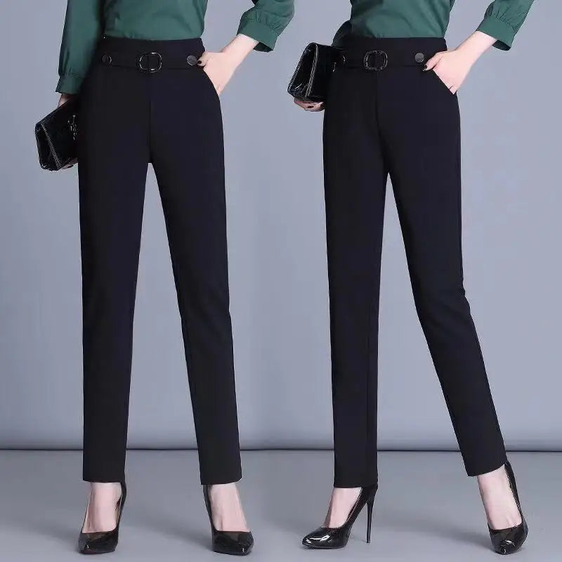 Elegante Damenhose in Schwarz, hoch tailliert mit Gürtel, ideal für Büro und Business. Perfekt kombinierbar mit Bluse und High Heels.