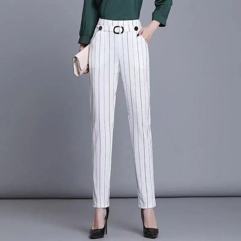 Elegante Damenhose mit Nadelstreifen, hoher Bund und Gürtel. Perfekt für Büro und Freizeit. Modische, stilvolle Damenmode.