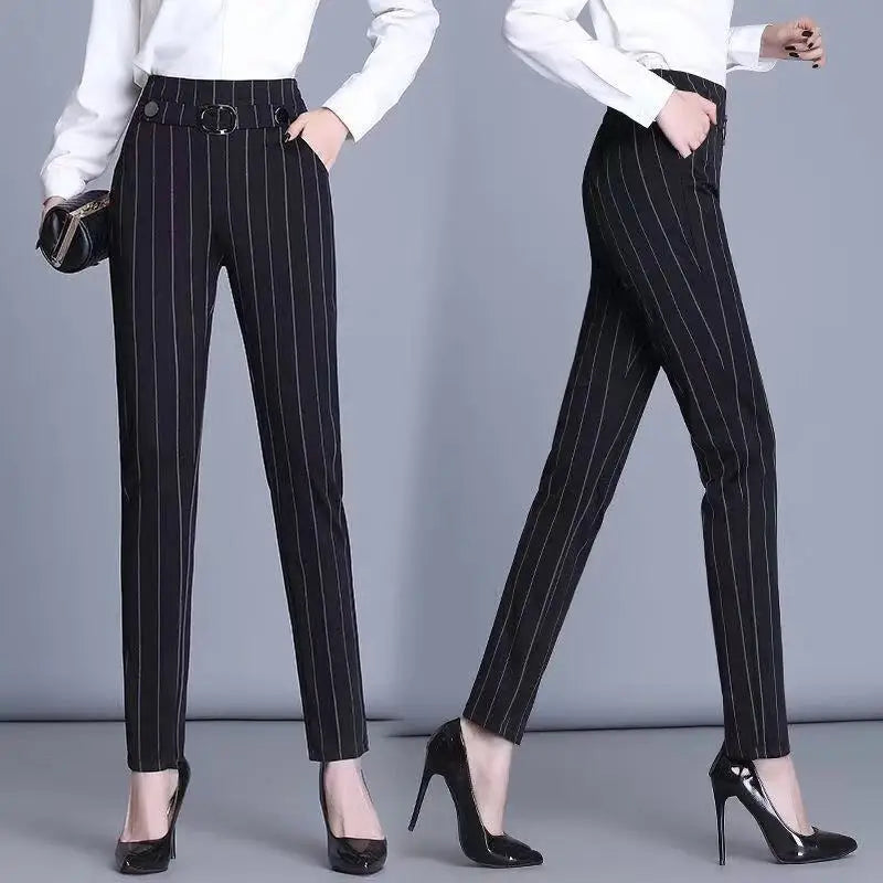 Elegante Damenhose mit Nadelstreifen, hoher Taille und Gürtel. Perfekt für Business-Outfits. Kombiniert mit weißen Blusen und schwarzen Pumps.