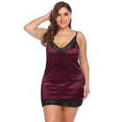 Plus-Size Nachthemd in Burgund mit Spitze, verstellbaren Trägern und V-Ausschnitt. Elegante Nachtwäsche für Damen, bequem und stilvoll.