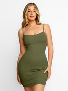 Grünes Shapewear-Kleid mit integriertem Body, figurbetont, Mini-Länge, Spaghettiträger, ideal für Lounge und Alltag, bequem und stilvoll.