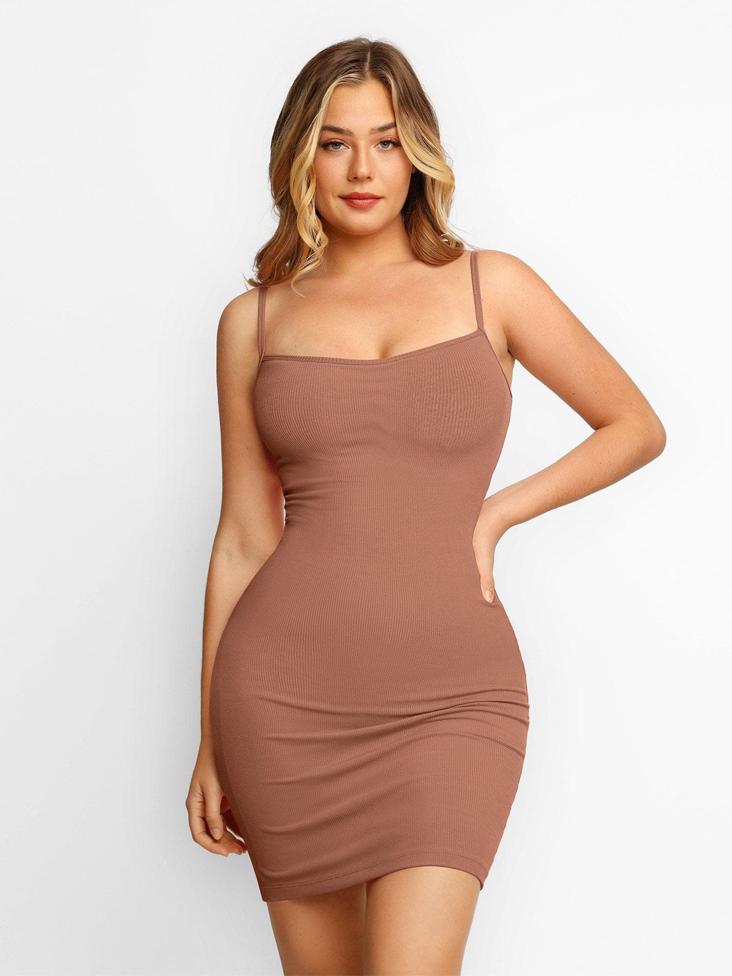 Damen Shapewear-Kleid, Mini, hellbraun, figurformend, mit integrierter Shapewear, Spaghettiträger, eng anliegend, ideal für Lounge und Alltag.