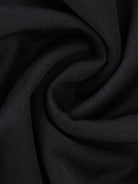Schwarzer Stoff in Nahaufnahme, ideal für Mode, Bekleidung und Textilien. Hochwertiges Material, perfekt für elegante Designs und Wintermode.