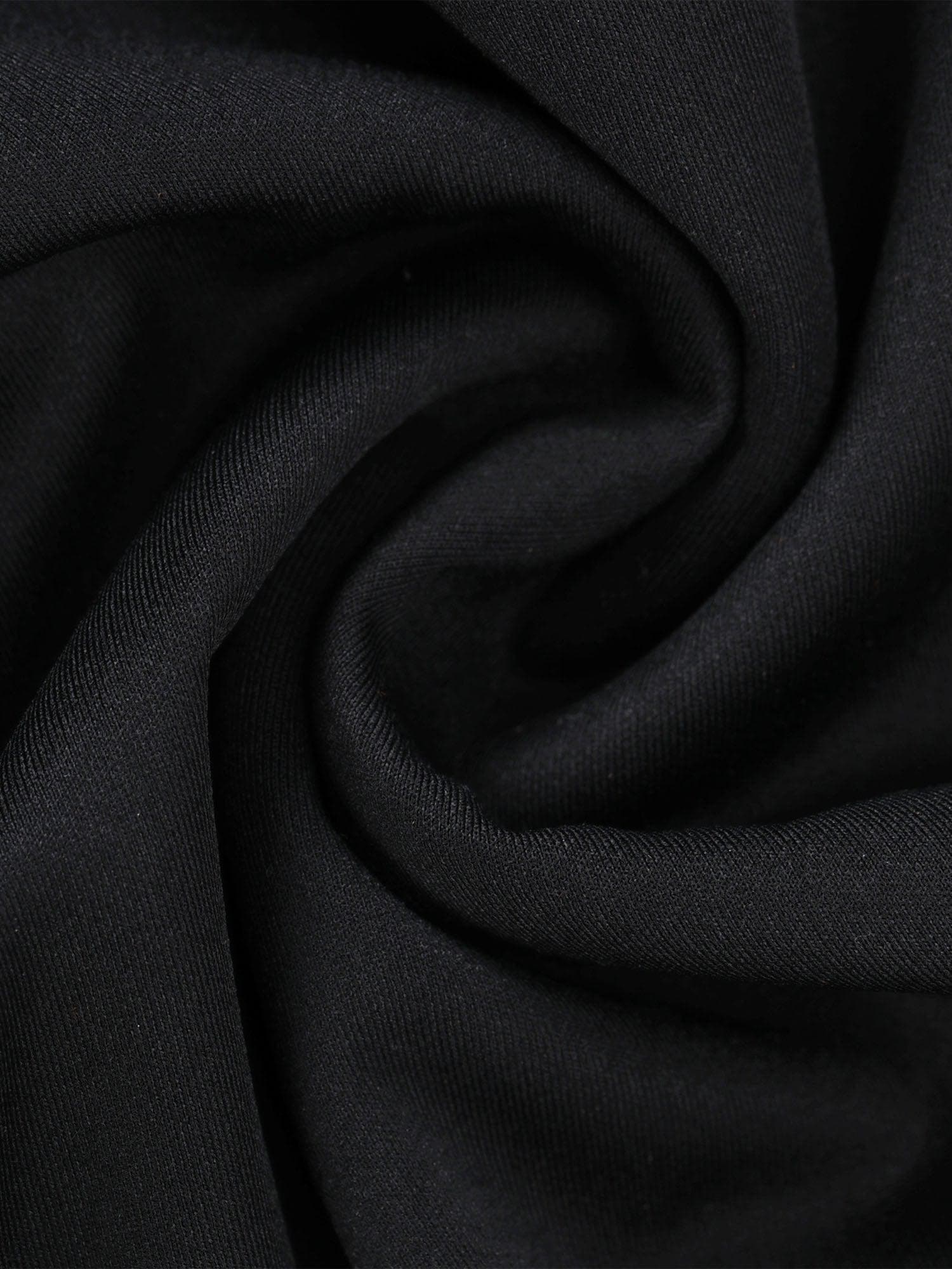 Schwarzer Stoff in Nahaufnahme, ideal für Mode, Bekleidung und Textilien. Hochwertiges Material, perfekt für elegante Designs und Wintermode.