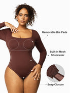 Brauner Langarm-Body mit quadratischem Ausschnitt, abnehmbaren BH-Polstern, integriertem Mesh-Shapewear und Druckknopfverschluss. Ideal für Wintermode.