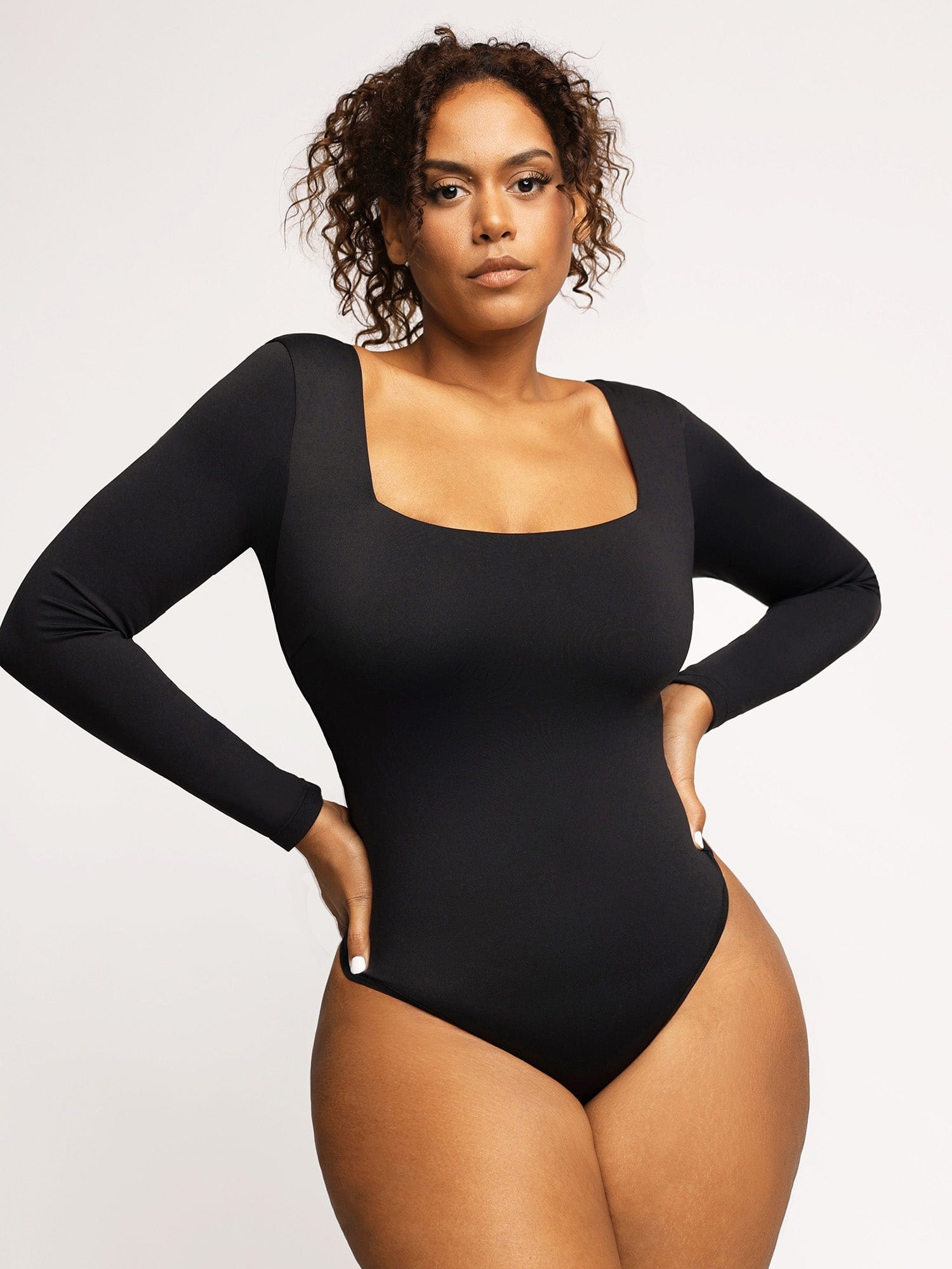 Schwarzer Langarm-Body mit quadratischem Ausschnitt, figurformend, ideal für Wintermode. Perfekt für elegante und bequeme Outfits.