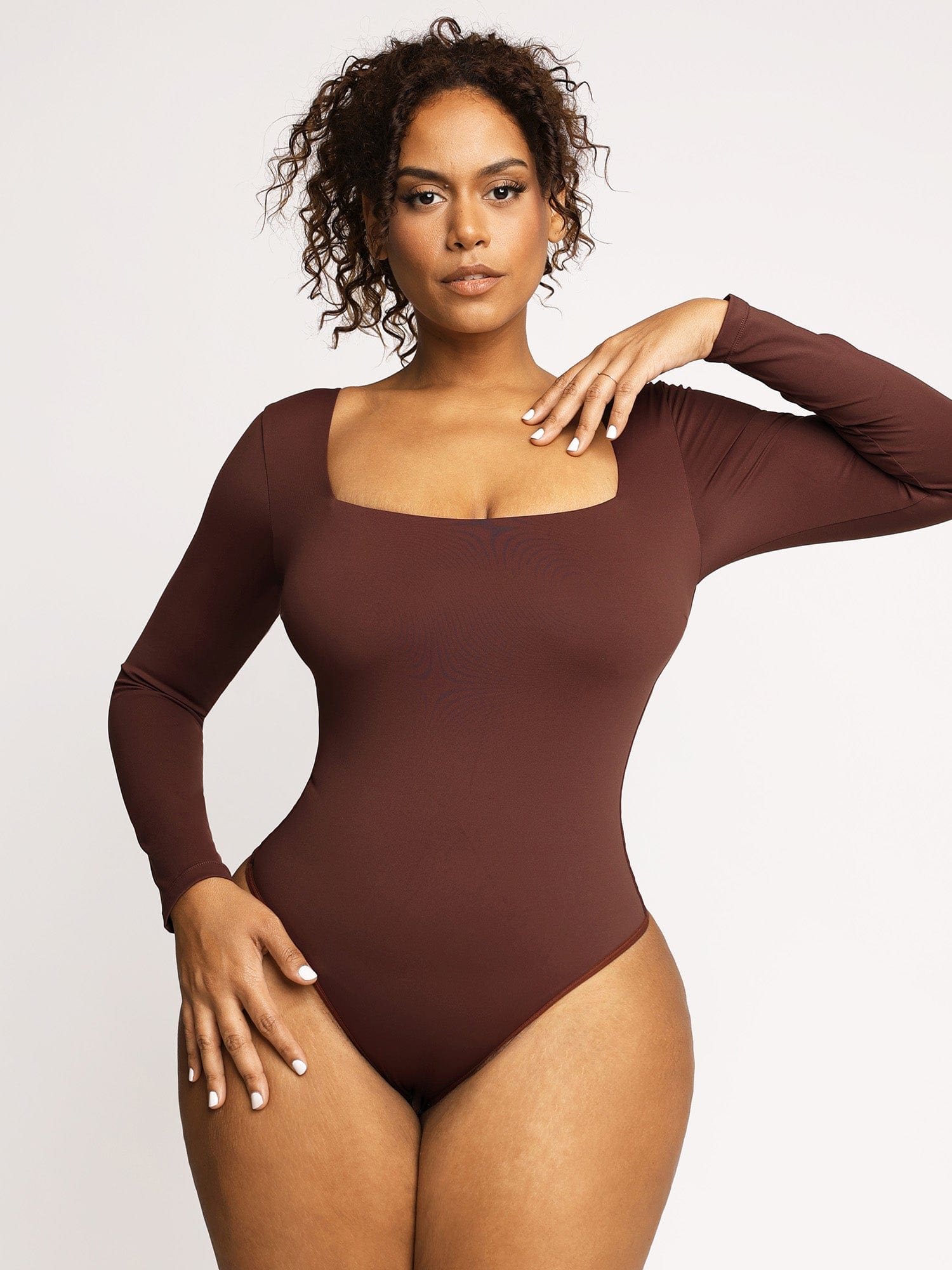 Brauner Langarm-Body mit quadratischem Ausschnitt, figurformend, ideal für den Winter. Perfekt für stilvolle Outfits und bequemen Tragekomfort.