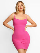 Pinkes, figurbetontes Midi-Kleid mit integrierter Formgebung, ideal für elegante Anlässe. Perfekt für stilvolle Mode und bequeme Passform.