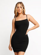 Schwarzes Midi-Kleid mit integrierter Formgebung, weiches Modal, Spaghettiträger, figurbetont, ideal für Lounge und Alltag.