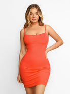 Rotes figurbetontes Minikleid mit integrierter Formgebung, ideal für Lounge und Freizeit. Weiches Modal-Material, ärmellos, elegantes Design.