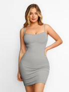 Graues, figurbetontes Minikleid mit integrierter Formgebung, Spaghettiträgern und weichem Modalstoff. Perfekt für Lounge- und Freizeitmode.