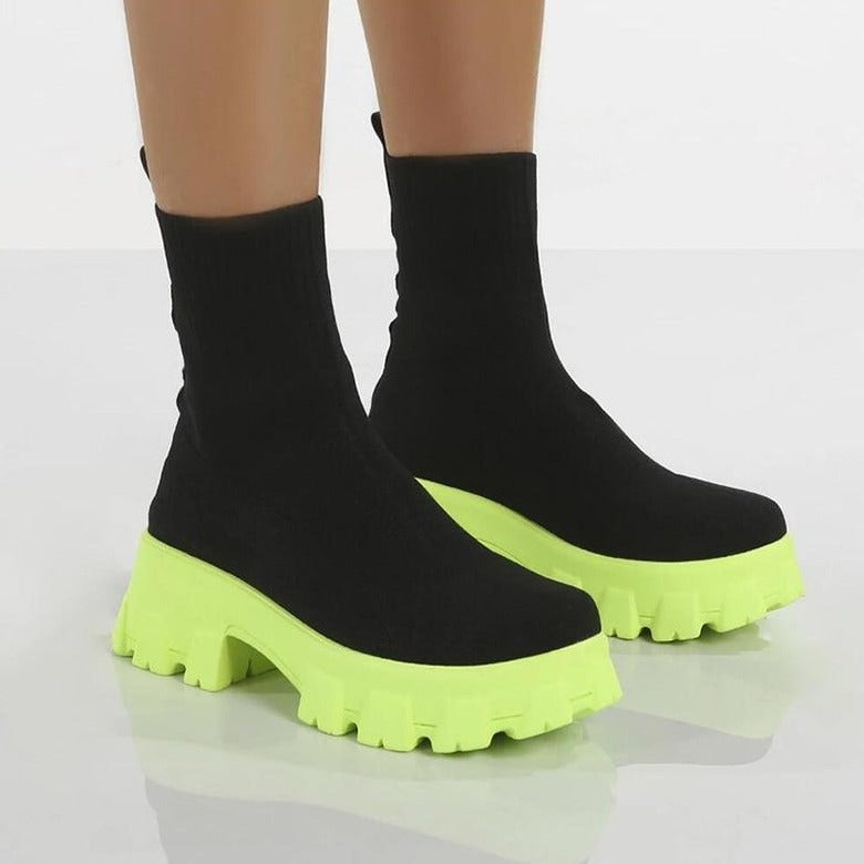 Schwarze Sock-Boots mit neon-gelben Plateau-Sohlen, modisch und auffällig. Perfekt für trendige Streetwear-Looks und urbanen Stil.