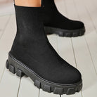 Schwarze Sock Boots mit dicker Sohle, modisch und bequem, ideal für Herbst und Winter. Trendige Damenstiefel für urbanen Stil.