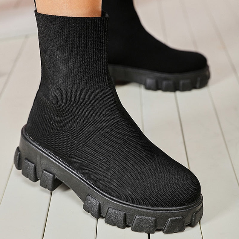 Schwarze Sock Boots mit dicker Sohle, modisch und bequem, ideal für Herbst und Winter. Trendige Damenstiefel für urbanen Stil.