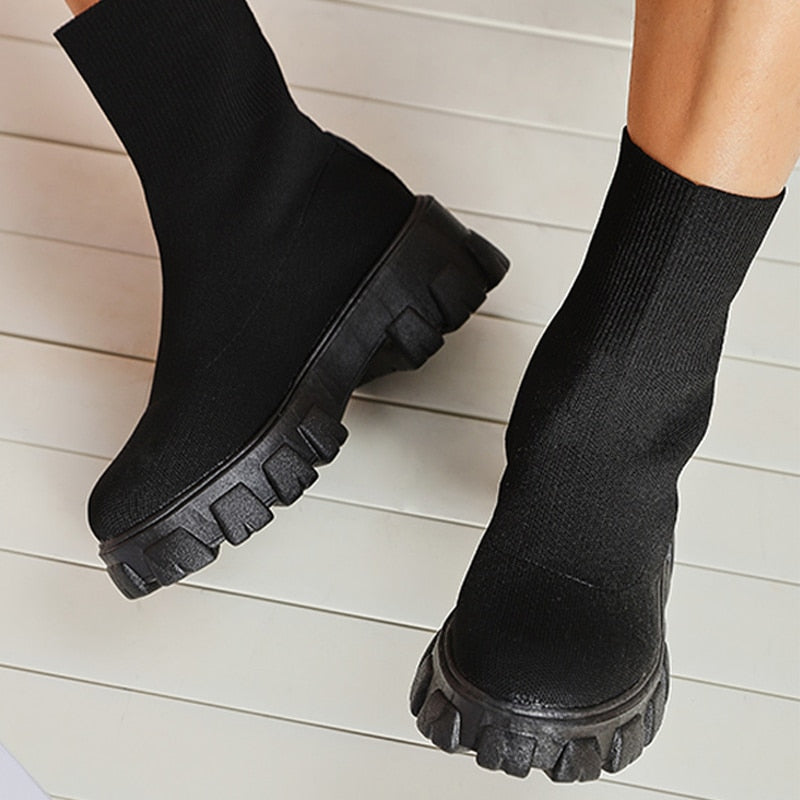 Schwarze Chunky Chelsea Boots mit dicker Sohle, ideal für Herbstmode. Trendige Damenstiefel, bequem und stilvoll für jeden Anlass.