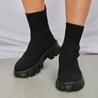 Schwarze Sock Boots mit klobiger Sohle, modisch und bequem, ideal für Herbst- und Winteroutfits. Perfekte Damenstiefel für trendige Looks.