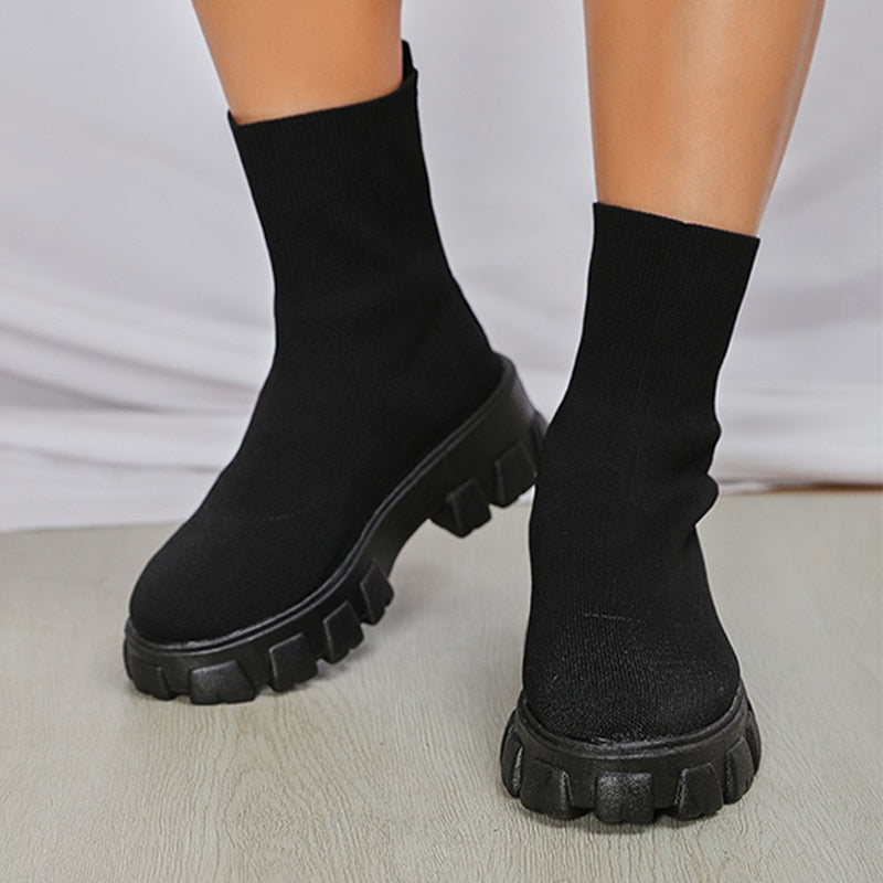 Schwarze Sock Boots mit klobiger Sohle, modisch und bequem, ideal für Herbst- und Winteroutfits. Perfekte Damenstiefel für trendige Looks.