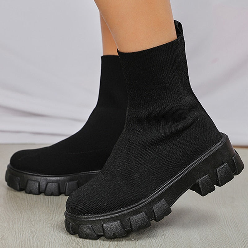 Schwarze Sock Boots mit dicker Sohle, modisch und bequem, ideal für Herbst und Winter. Trendige Damenstiefel, vielseitig kombinierbar.