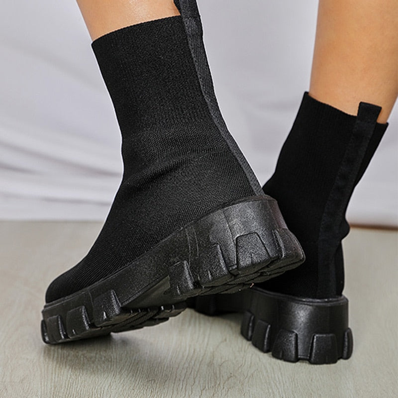 Schwarze Sock Boots mit dicker Sohle, modisch und bequem, ideal für Herbst und Winter. Trendige Damenstiefel, vielseitig kombinierbar.