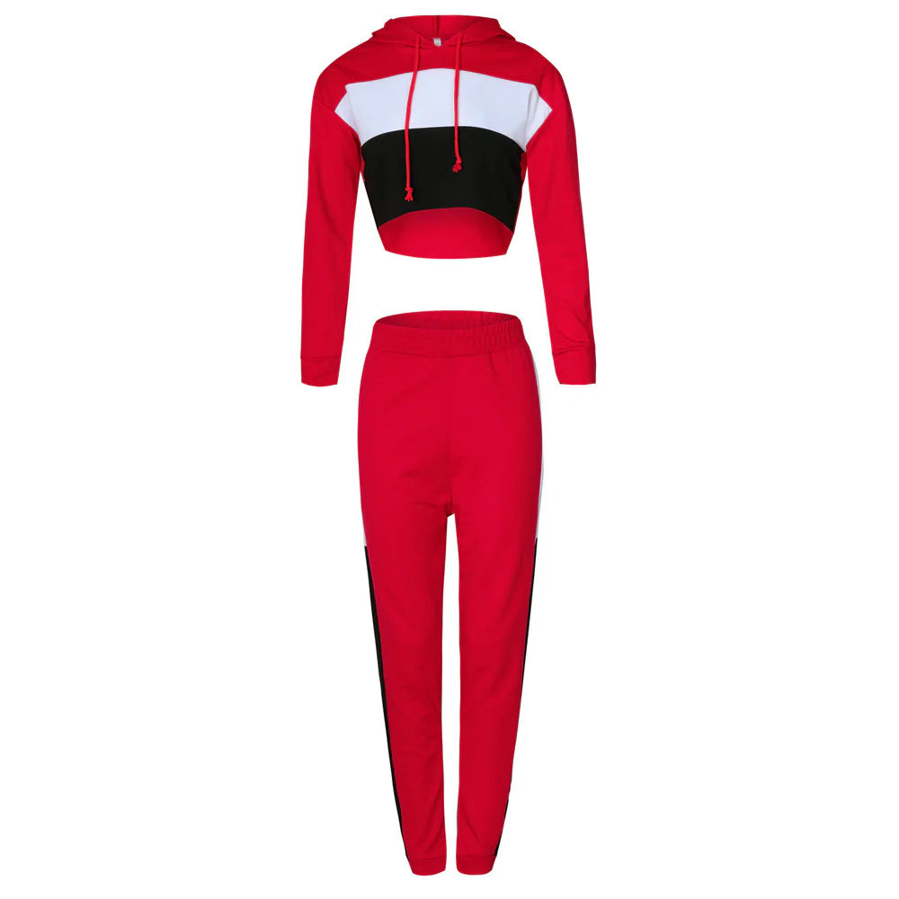 Damen Trainingsanzug in Rot mit Kapuzenpullover und Jogginghose, modisch und bequem. Perfekt für Sport und Freizeit. Hochwertige Sportbekleidung.