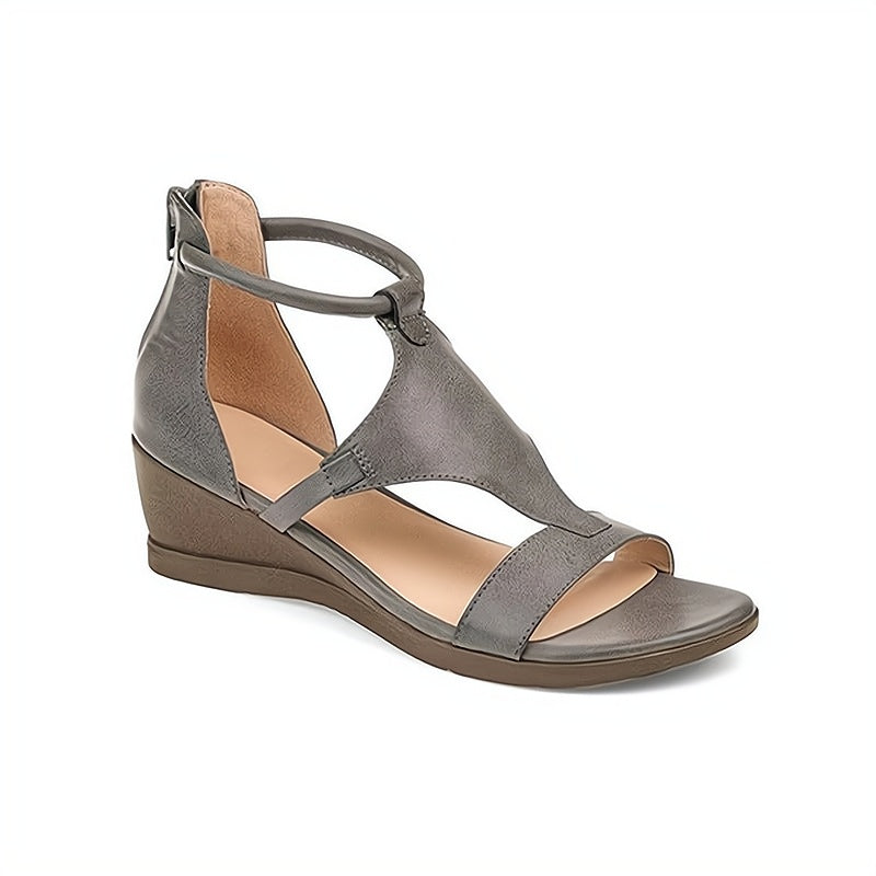 Graue Damen-Sandale mit Keilabsatz, offenem Zehenbereich und verstellbarem Knöchelriemen. Bequem, stilvoll, ideal für Sommermode.