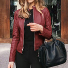 Frau in roter Lederjacke und schwarzer Tasche, modisch, urbaner Stil, Herbstmode, Damenbekleidung, trendige Outfits, Streetwear.
