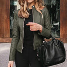 Damen-Lederjacke in Olivgrün, kombiniert mit schwarzer Handtasche. Modische Herbstbekleidung, ideal für stilvolle Outfits und urbane Looks.