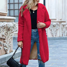 Damenmode: Eleganter roter Wollmantel, ideal für Herbst und Winter. Stilvoller Look mit schwarzer Handtasche und Jeans. Perfekt für urbane Outfits.