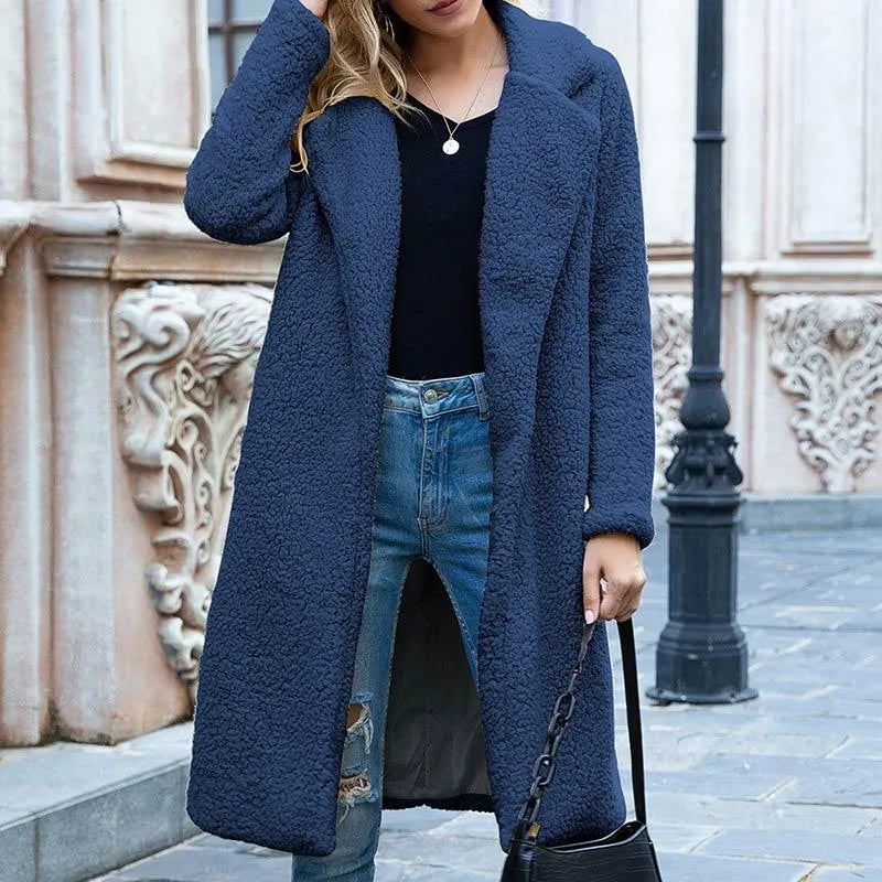 Damen Wintermantel in Dunkelblau, elegant und warm, ideal für kalte Tage. Perfekt kombinierbar mit Jeans und Stiefeln für einen stilvollen Look.