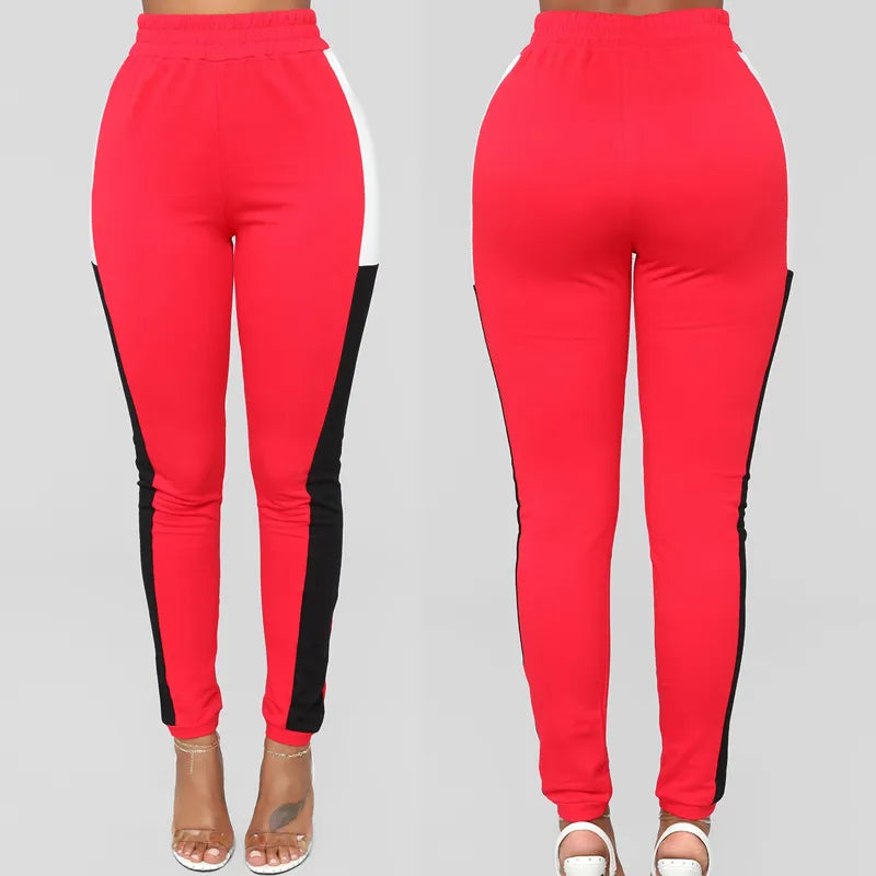 Damen Jogginghose in Rot mit schwarzen und weißen Streifen, elastischer Bund, bequem, modisch, ideal für Sport und Freizeit.