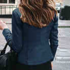 Damenjacke in Dunkelblau, stilvoll und modern, ideal für Herbstmode. Perfekt für urbane Outfits und trendbewusste Frauen.
