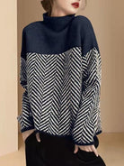 Damenpullover mit Stehkragen, schwarz-weißem Zickzackmuster und einfarbigem Oberteil. Modischer Strickpullover, ideal für Herbst/Winter.