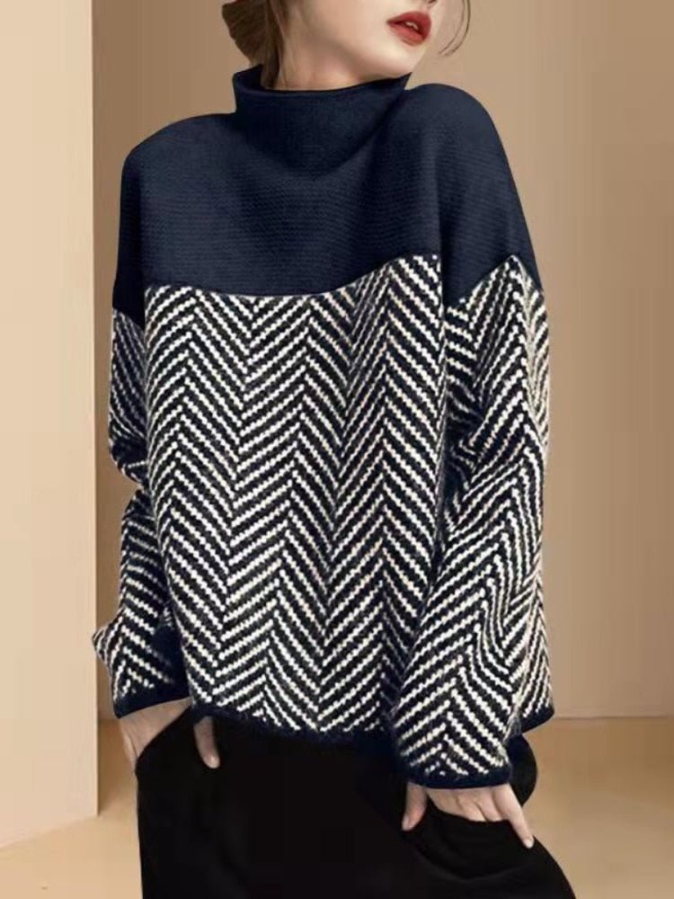 Damenpullover mit Stehkragen, schwarz-weißem Zickzackmuster und einfarbigem Oberteil. Modischer Strickpullover, ideal für Herbst/Winter.