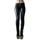 Schwarze Lederhose mit Schnürung, figurbetont, rockiger Stil, ideal für Gothic- und Punk-Mode. Perfekt für trendige, alternative Outfits.