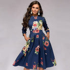 Elegantes, mittellanges Kleid mit floralen Mustern, ideal für besondere Anlässe. Hochwertige Damenmode, stilvoll und zeitlos.