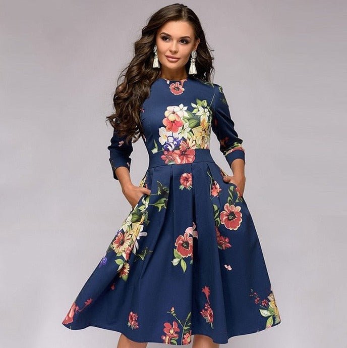 Elegantes, mittellanges Kleid mit floralen Mustern, ideal für besondere Anlässe. Hochwertige Damenmode, stilvoll und zeitlos.