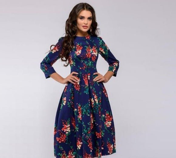 Elegantes, mittellanges Kleid in Blau mit floralen Mustern, ideal für besondere Anlässe. Hochwertige Mode, stilvoll und zeitlos.