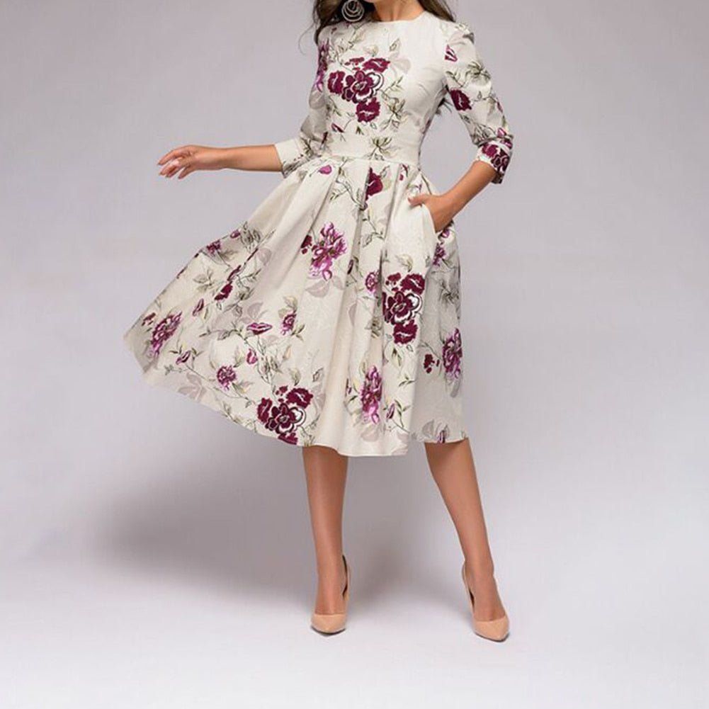 Elegantes, mittellanges Kleid mit floralen Mustern, ideal für besondere Anlässe. Vintage-Stil, 3/4-Ärmel, schmeichelhafte Passform.