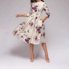 Elegantes, mittellanges Kleid mit floralen Mustern, ideal für besondere Anlässe. Vintage-Stil, 3/4-Ärmel, schmeichelhafte Passform.