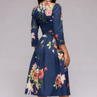 Elegantes, mittellanges Kleid mit floralen Mustern, 3/4-Ärmeln und tailliertem Schnitt. Perfekt für Retro-Mode-Liebhaber und stilvolle Anlässe.