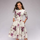 Elegantes, mittellanges Kleid mit floralen Mustern, ideal für besondere Anlässe. Hochwertige Verarbeitung, modisches Design, zeitloser Stil.